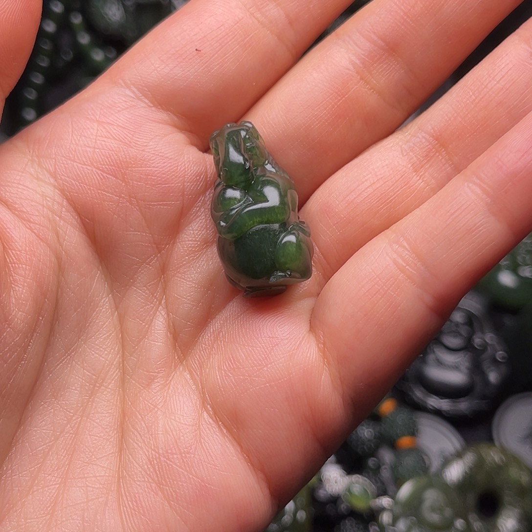 ****猜蛇纹石玉未镶嵌颈饰