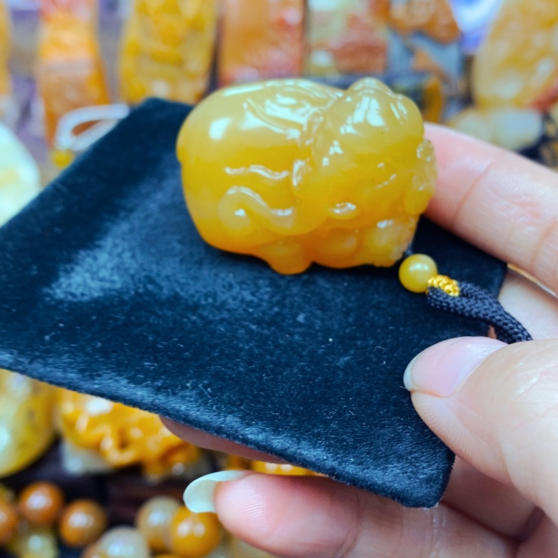 未镶嵌石英质玉（黄龙玉）颈饰