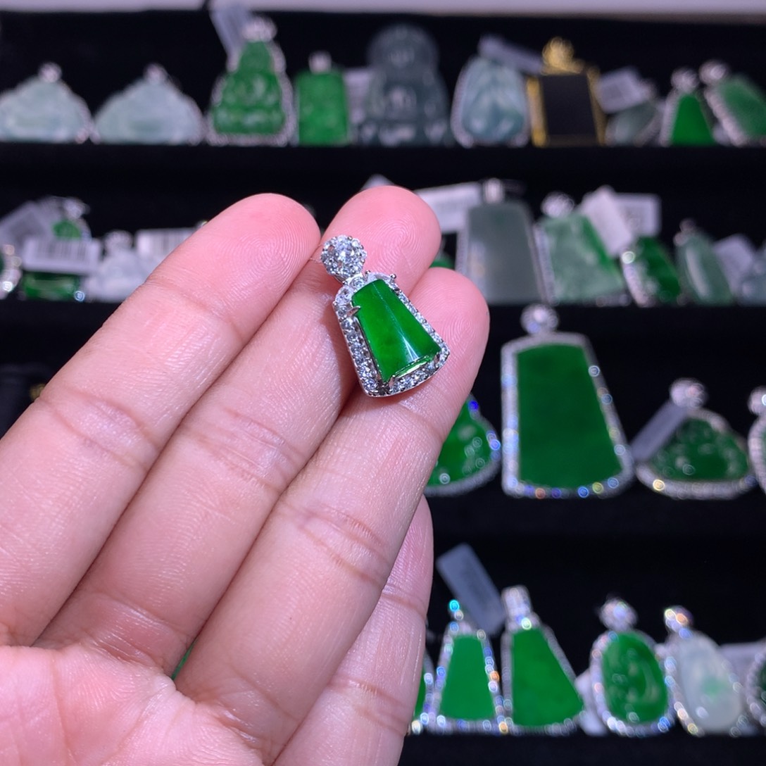 【闪购商品】颈饰银S925镶嵌翡翠