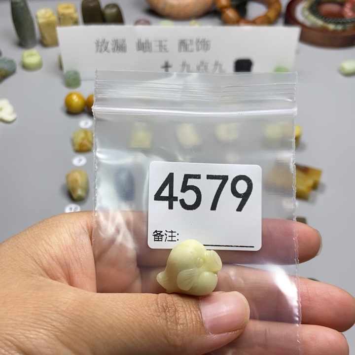 尤****未镶嵌蛇纹石玉颈饰