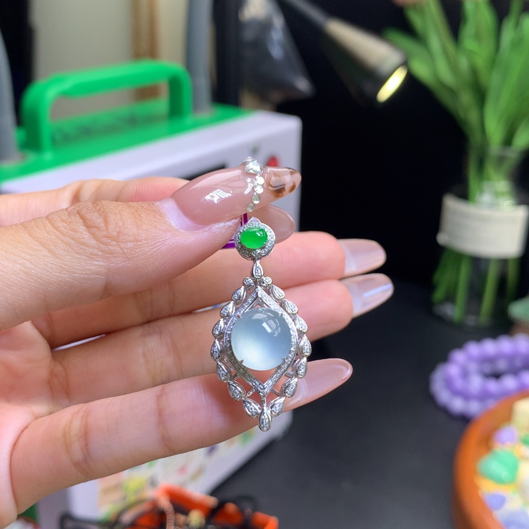 翡翠18K金镶嵌颈饰