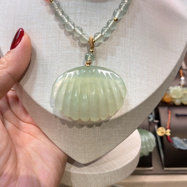 蛇纹石玉颈饰未镶嵌