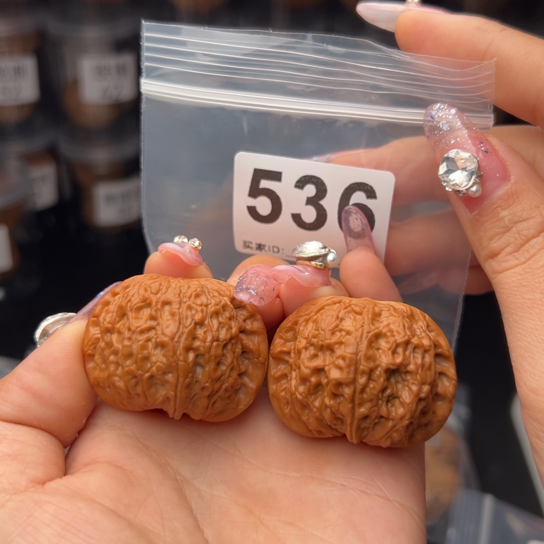 文玩核桃吊坠血麒麟41