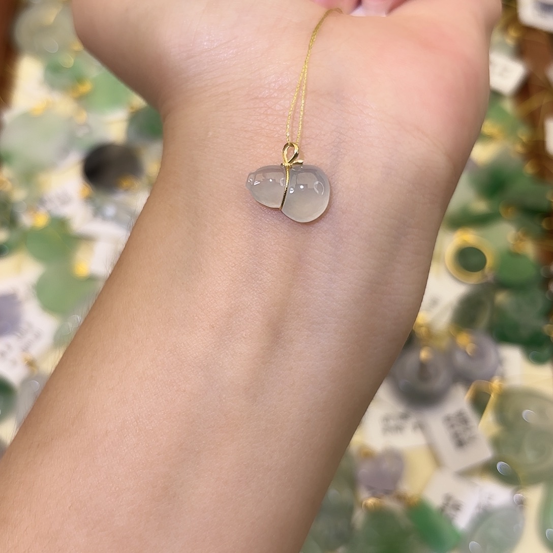 翡翠18K金镶嵌颈饰葫芦