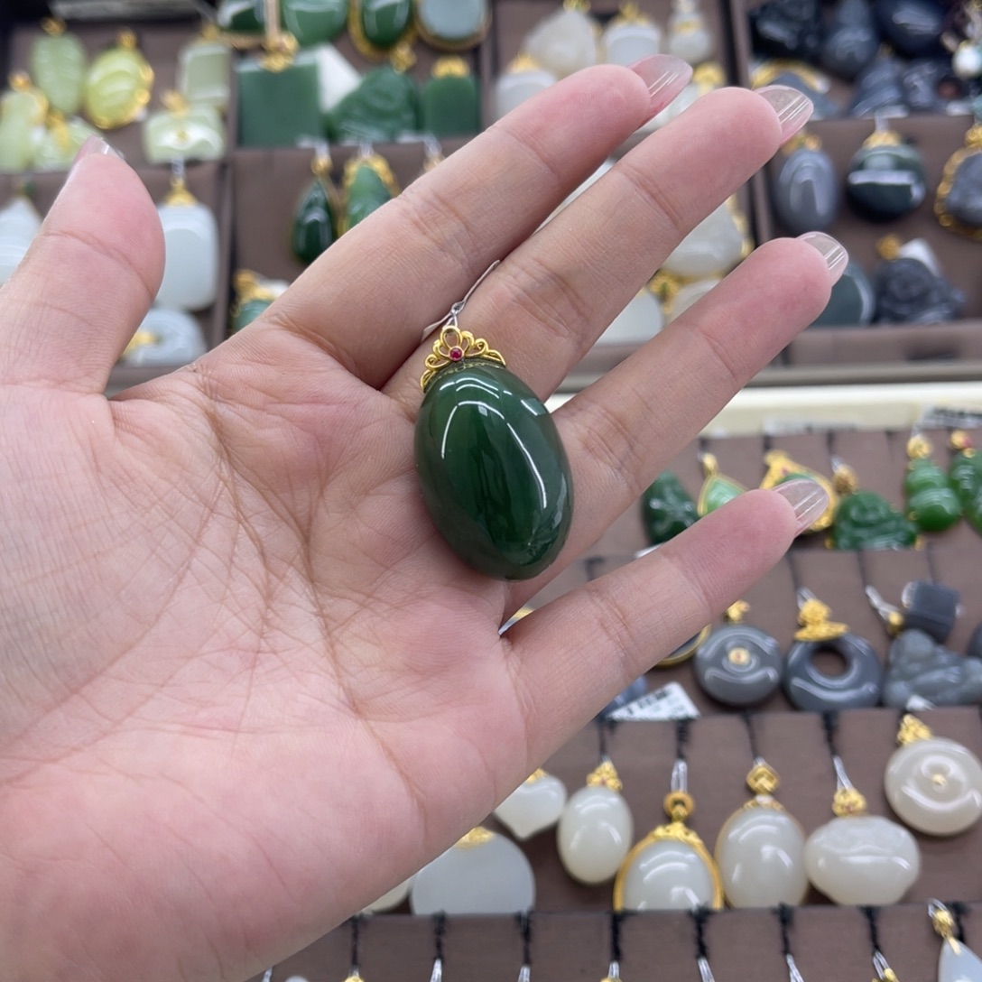 和田玉18K金镶嵌吊坠(赠链)