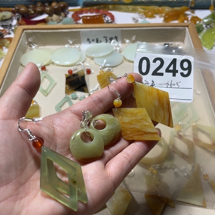 好***满蛇纹石玉未镶嵌耳饰