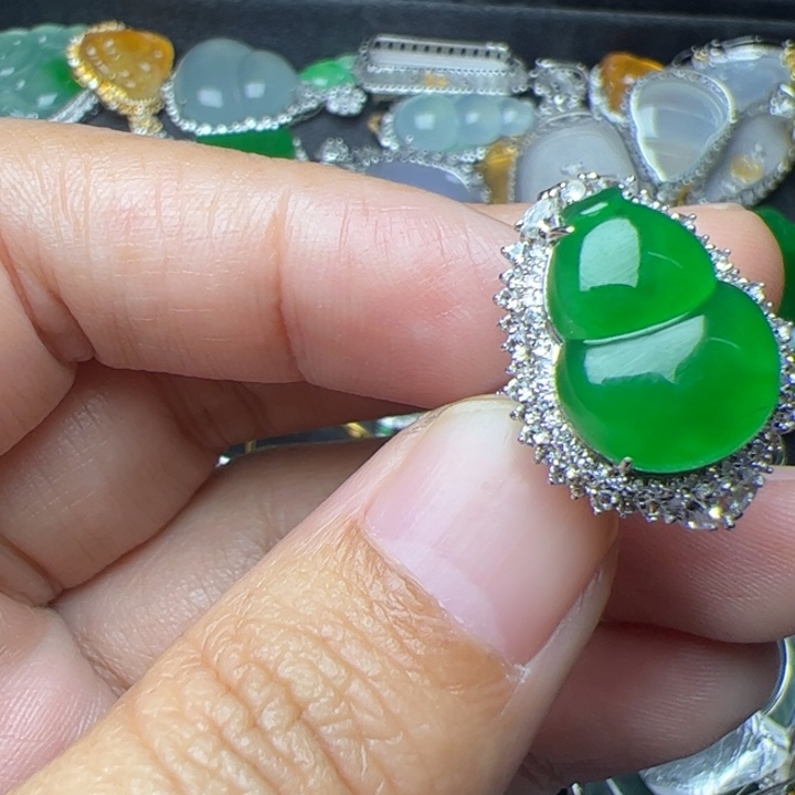 M***o翡翠18K金镶嵌戒指