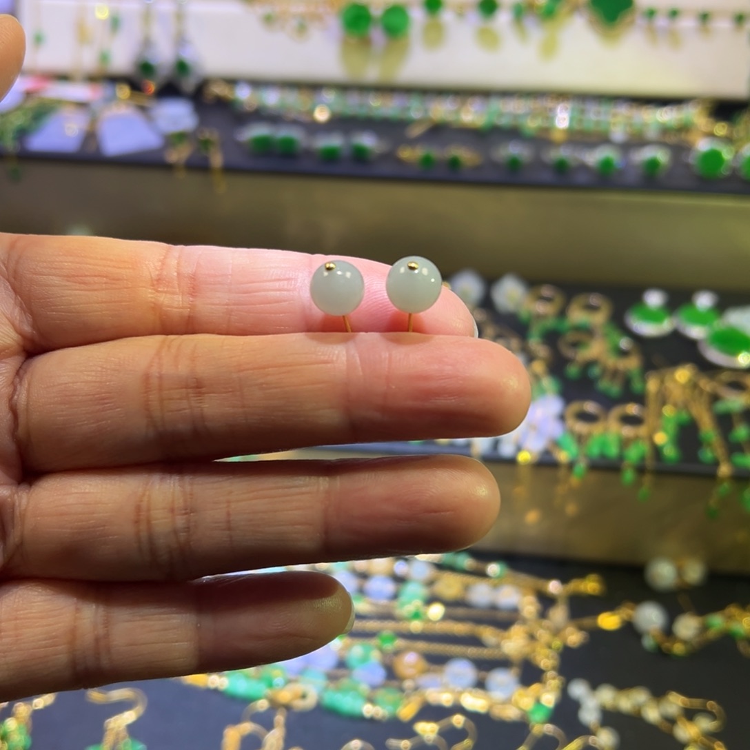 颈饰18K金镶嵌翡翠耳钉