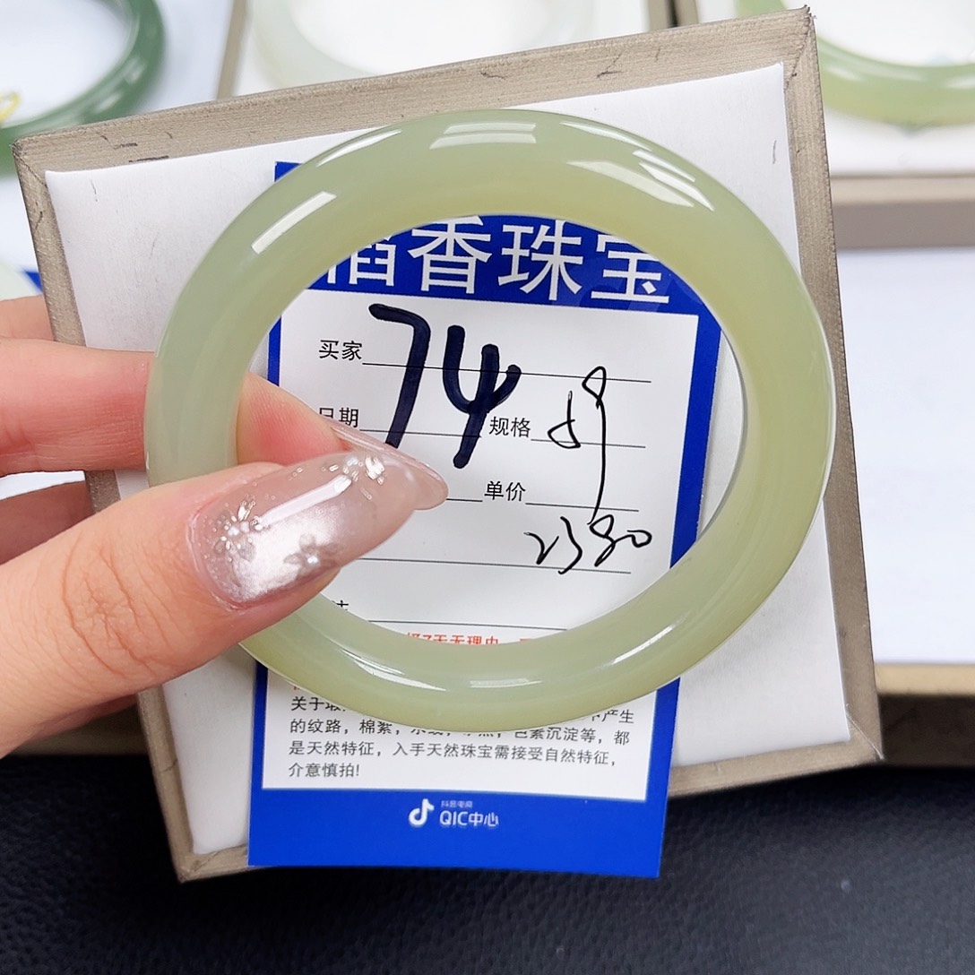 和田玉手镯未镶嵌