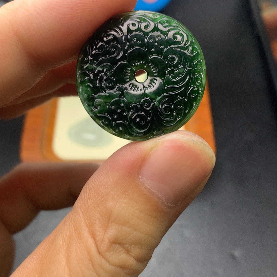翡翠未镶嵌颈饰翡翠首饰和翡翠珠宝