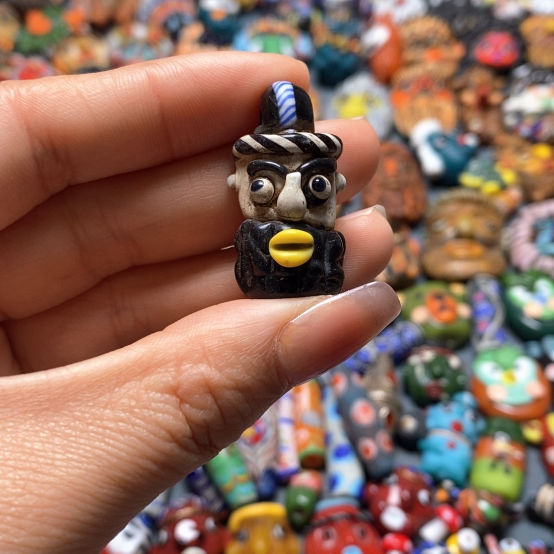 琉璃颈饰印度尼西亚人脸