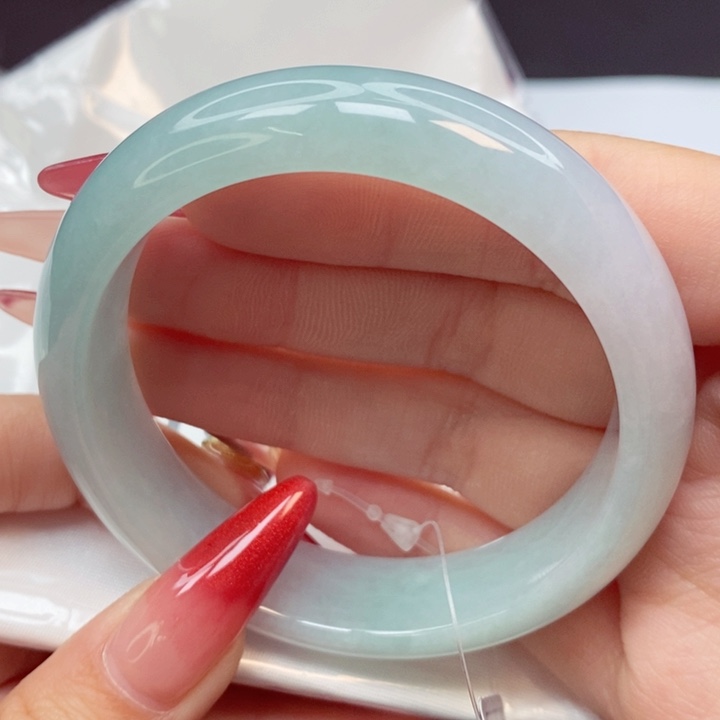 翡翠手镯未镶嵌56圈