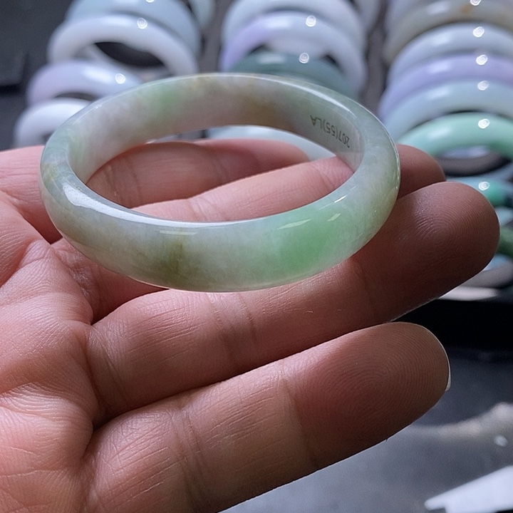 翡翠未镶嵌手镯1、贵妃