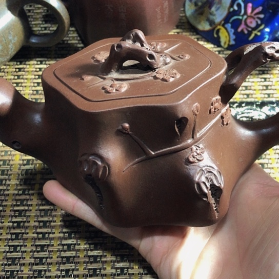 紫砂茶壶原矿泥料手工制作的紫砂壶。
