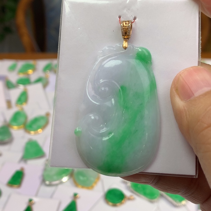 翡翠颈饰18K金镶嵌翡翠