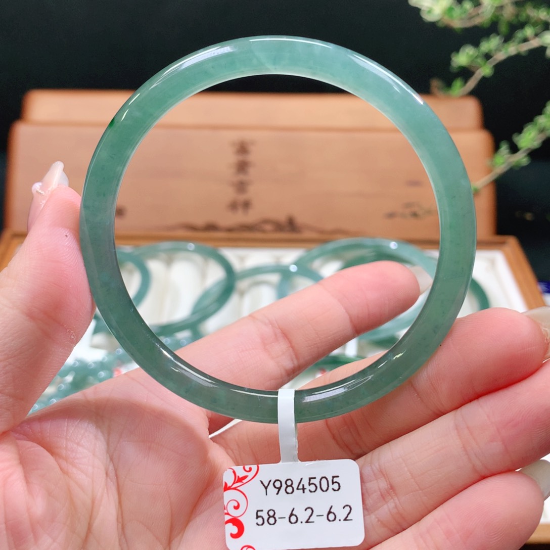 翡翠手镯未镶嵌天然