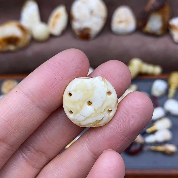 琥珀裸石未镶嵌背云吊坠f45