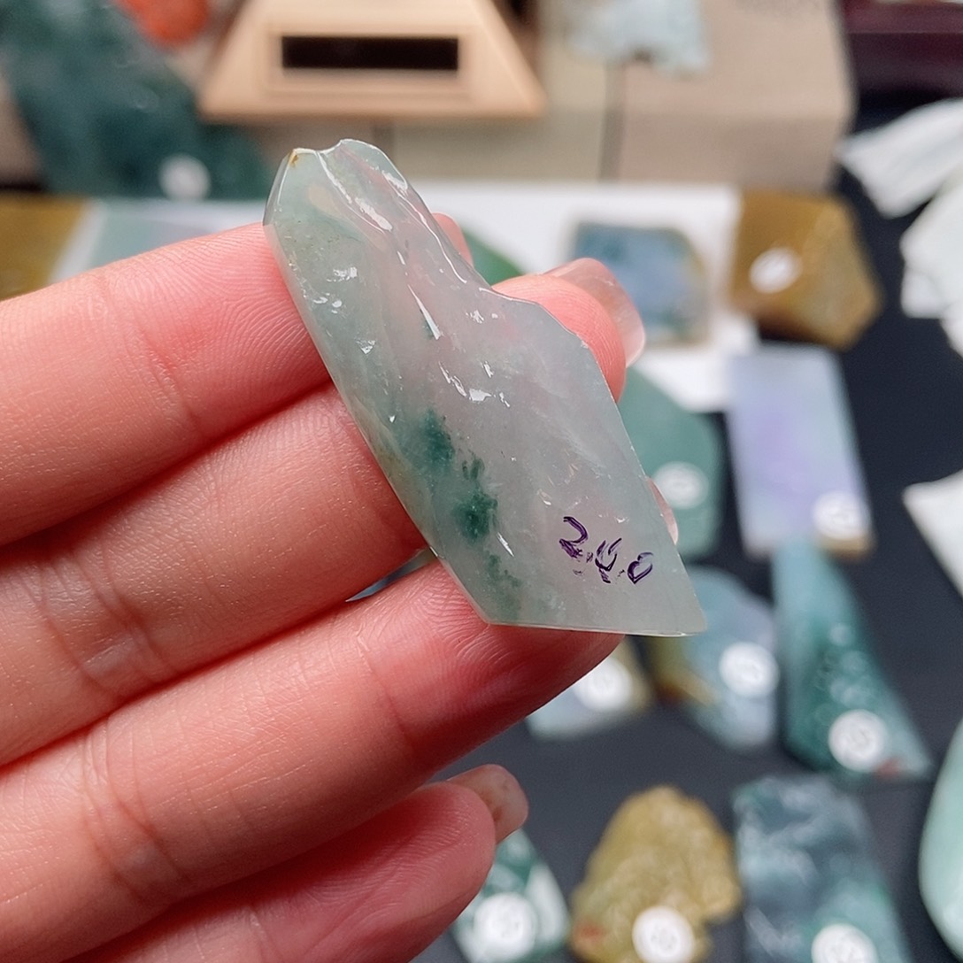 翡翠颈饰未镶嵌翡翠