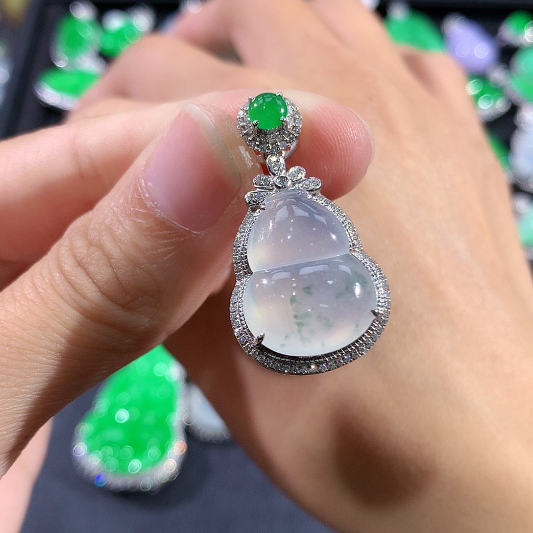 翡翠18K金镶嵌颈饰