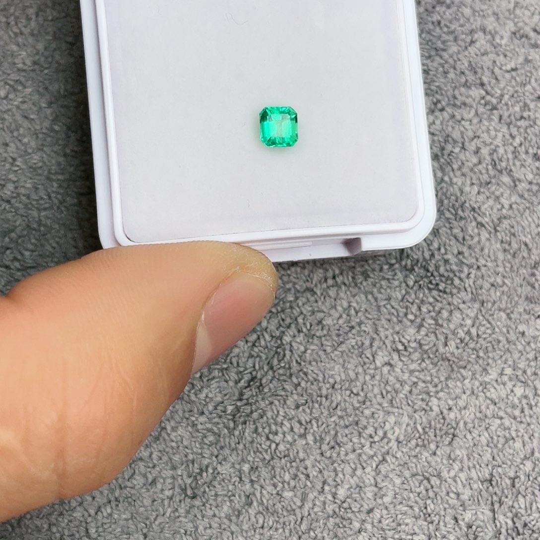 祖母绿裸石未镶嵌0.46Ct。