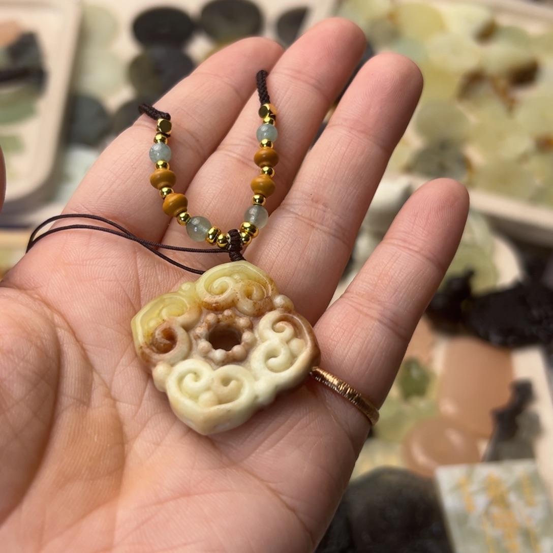 蛇纹石玉颈饰合金