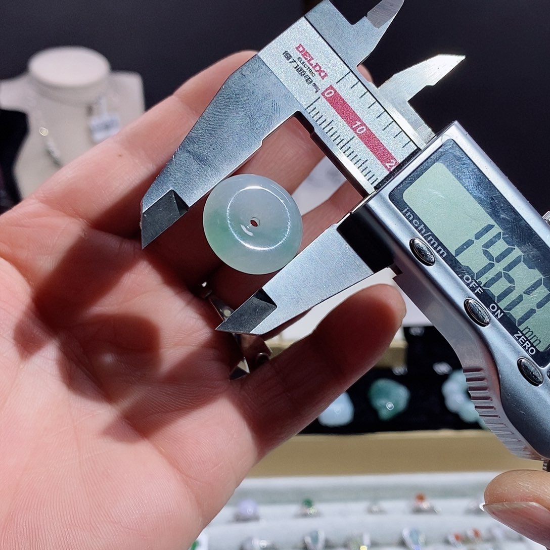 翡翠颈饰未镶嵌平安扣