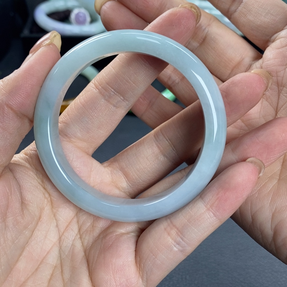 莫***忘翡翠未镶嵌手镯天然翡翠手镯52.5