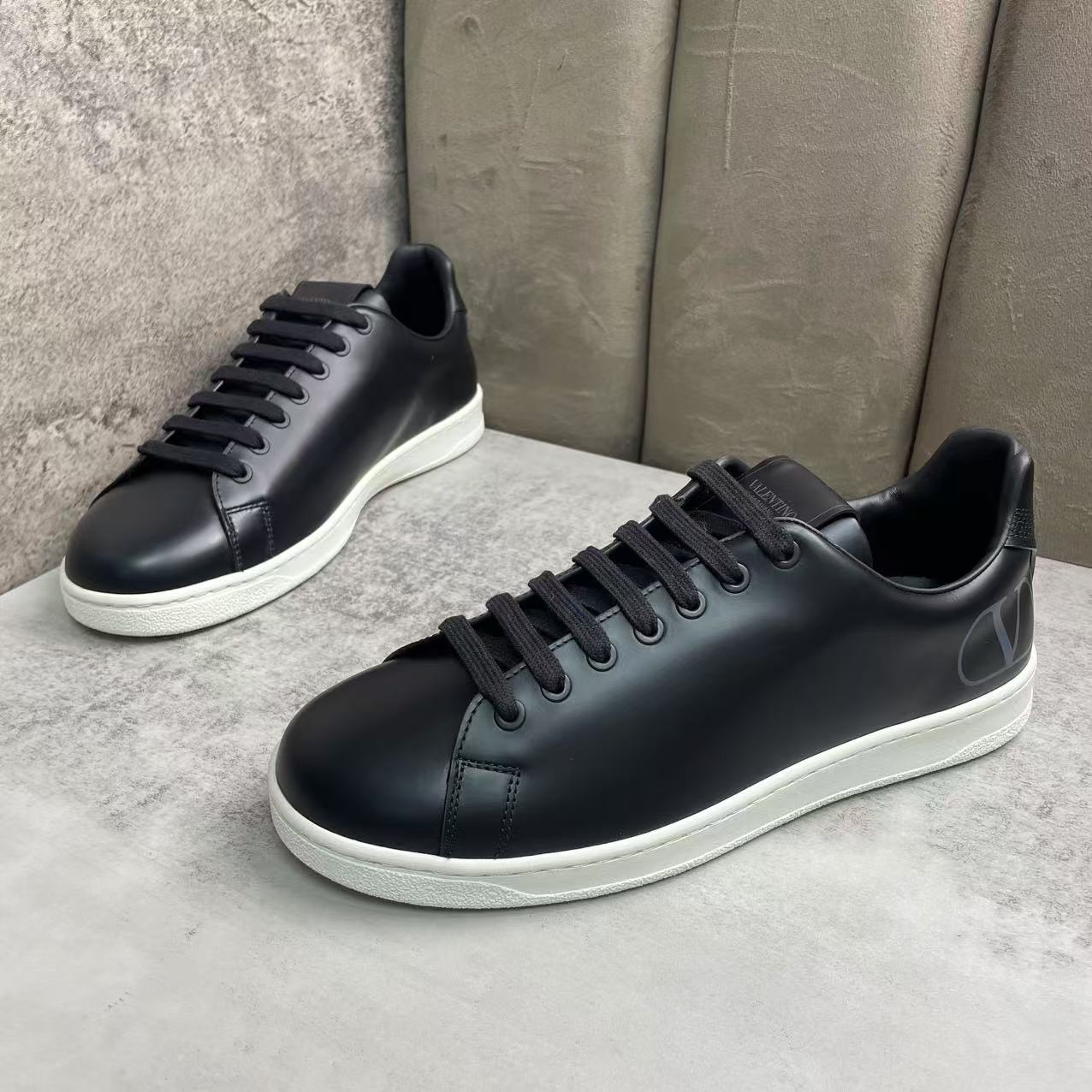 全新未使用 Valentino/华伦天奴 黑色皮革时尚百搭板鞋/多尺码