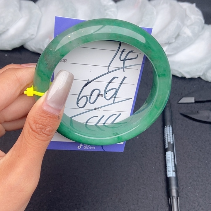 石英质玉（非洲翠）手镯未镶嵌