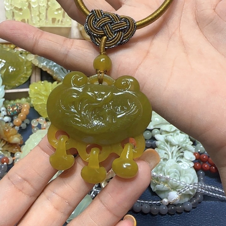 未镶嵌蛇纹石玉吊坠