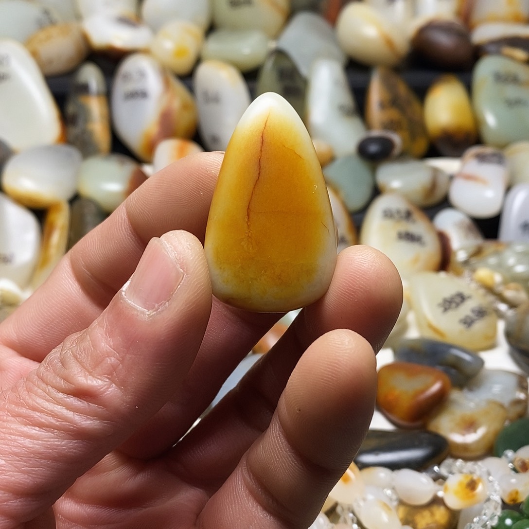 和田玉颈饰未镶嵌吊坠