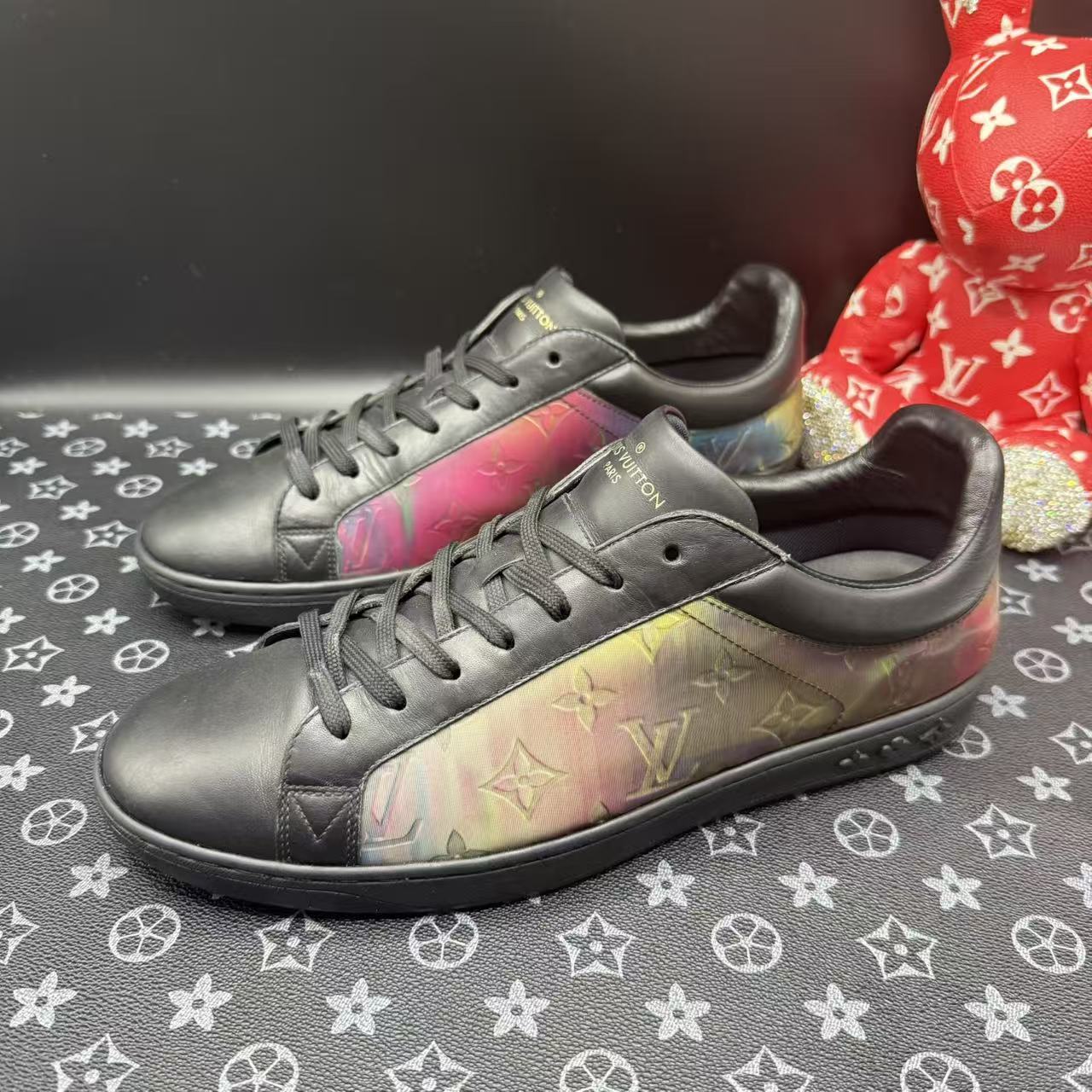 95新 LouisVuitton/路易威登 黑镭射老花板鞋42欧码 ddm3303