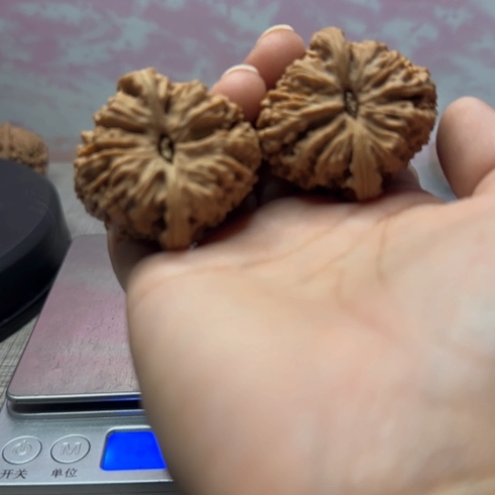 桃核吊坠薛**。核桃核桃