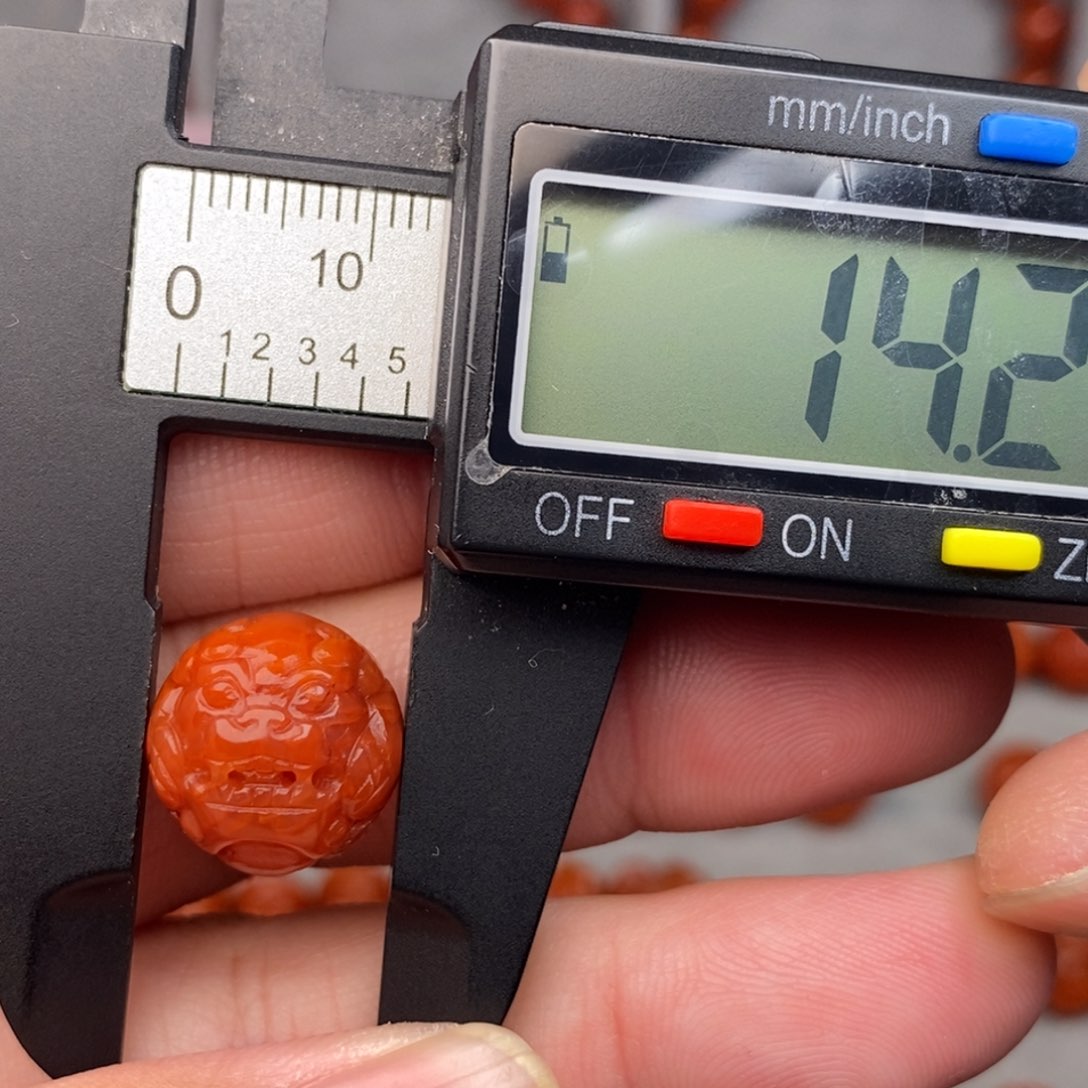 南红玛瑙配饰未镶嵌猪***弟有瑕疵