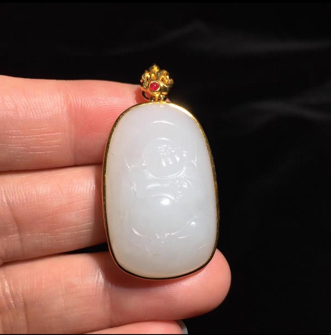 新疆和田玉 18K 金镶玉，料子温润细腻 油性十足。仅部分展示