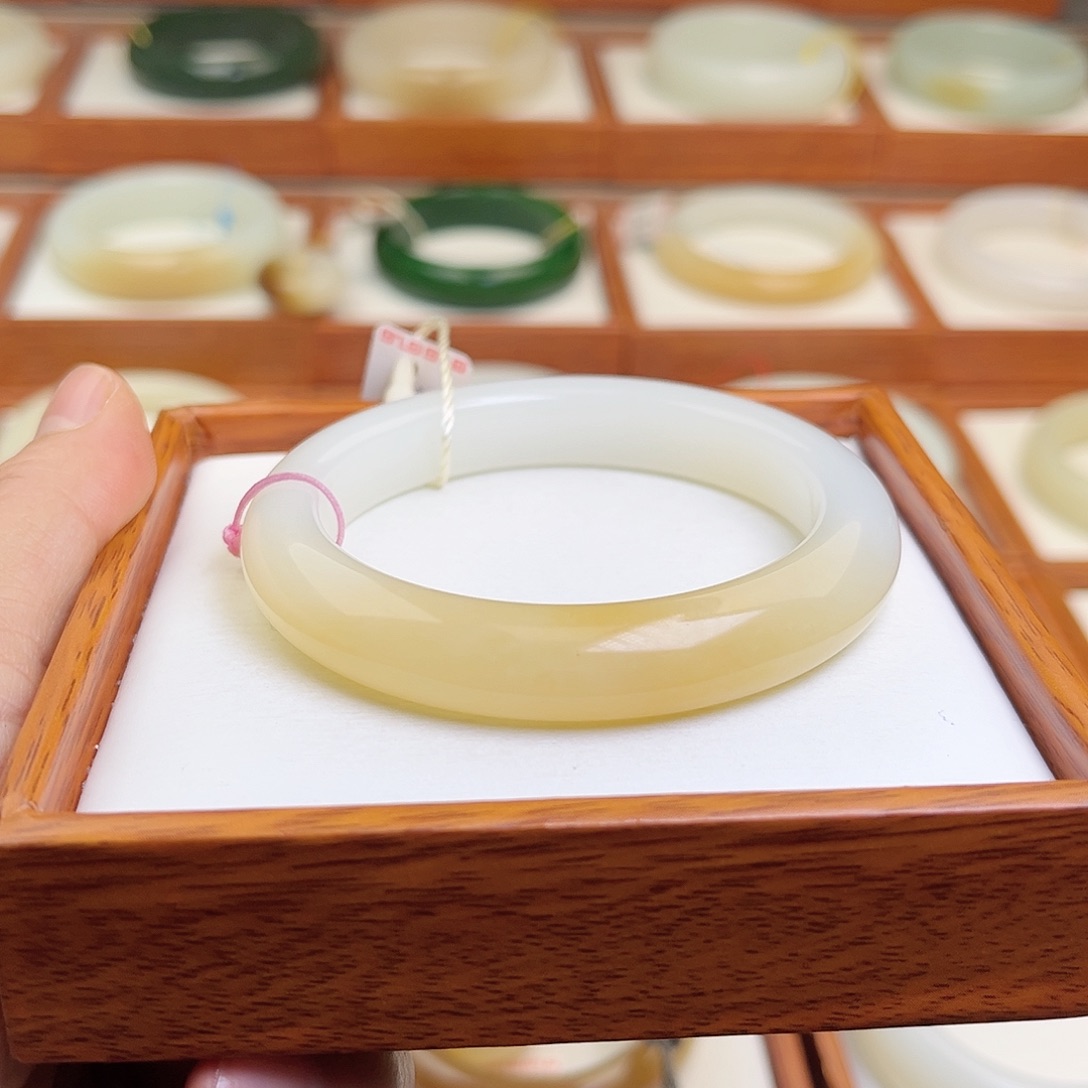 和田玉未镶嵌手镯55