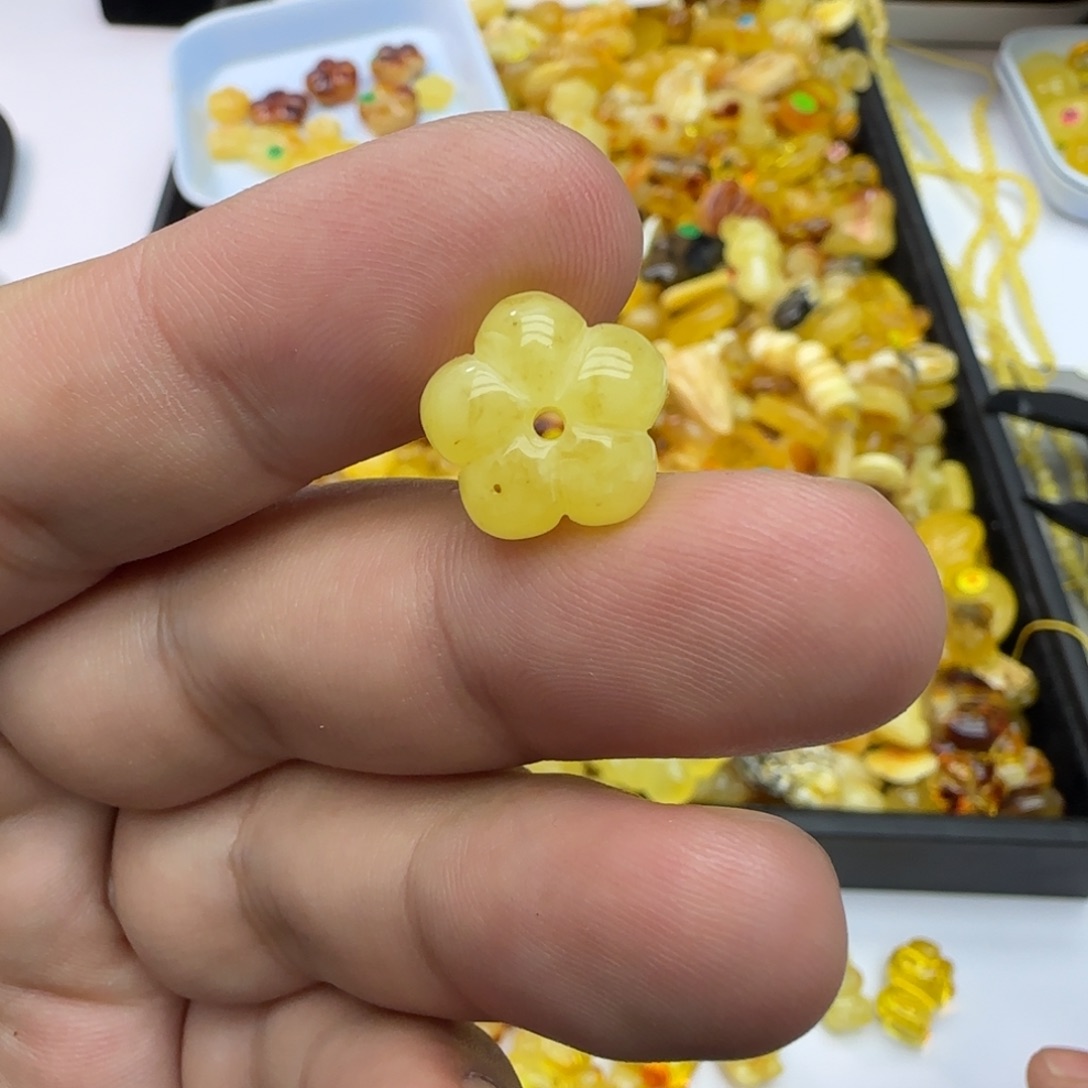 青***争琥珀未镶嵌裸石0.8克微瑕