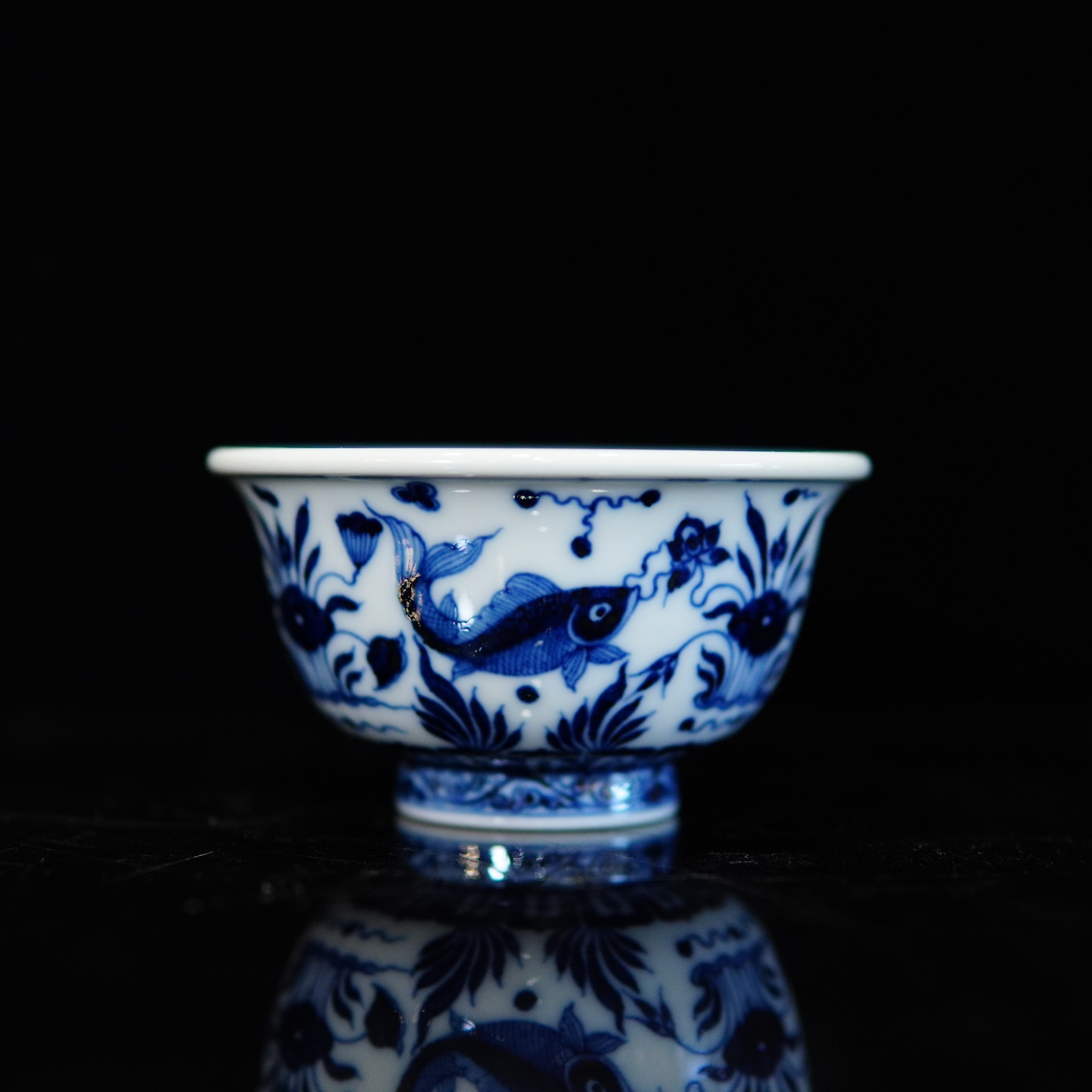 【拍】一凡陶瓷青花鱼藻纹压手杯