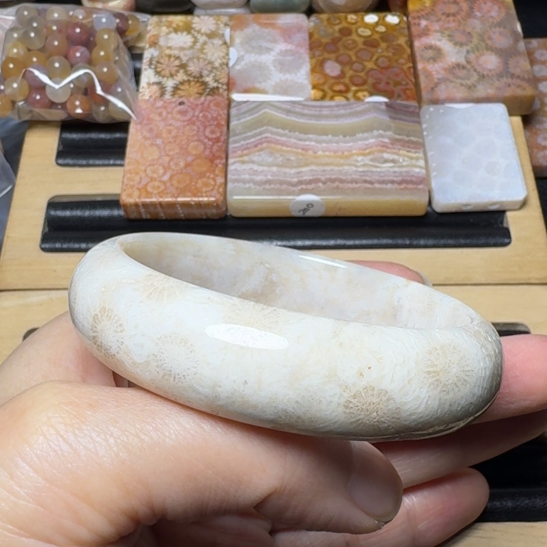 硅化玉56.5米色透的大花，有点闪130未镶嵌忆***年