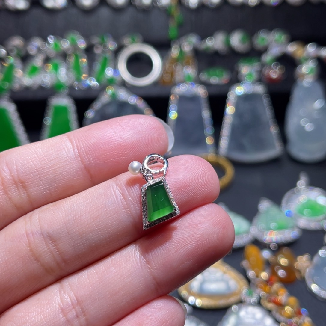 翡翠吊坠(不含链)18K金镶嵌切割面绿色万能扣