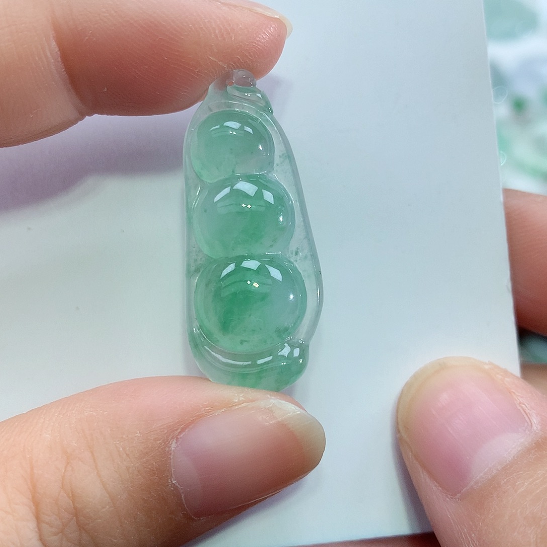 翡翠未镶嵌颈饰豆