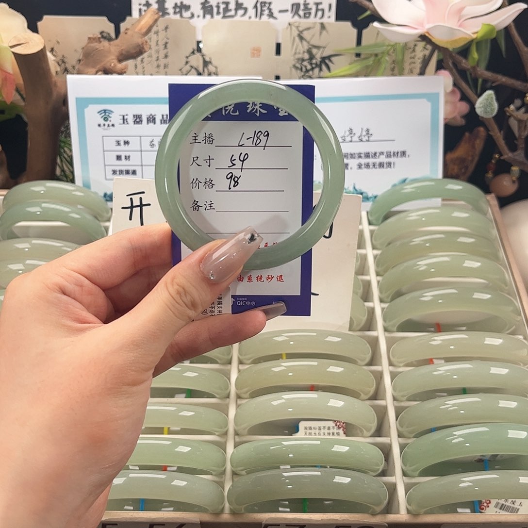 未镶嵌手镯石英质玉