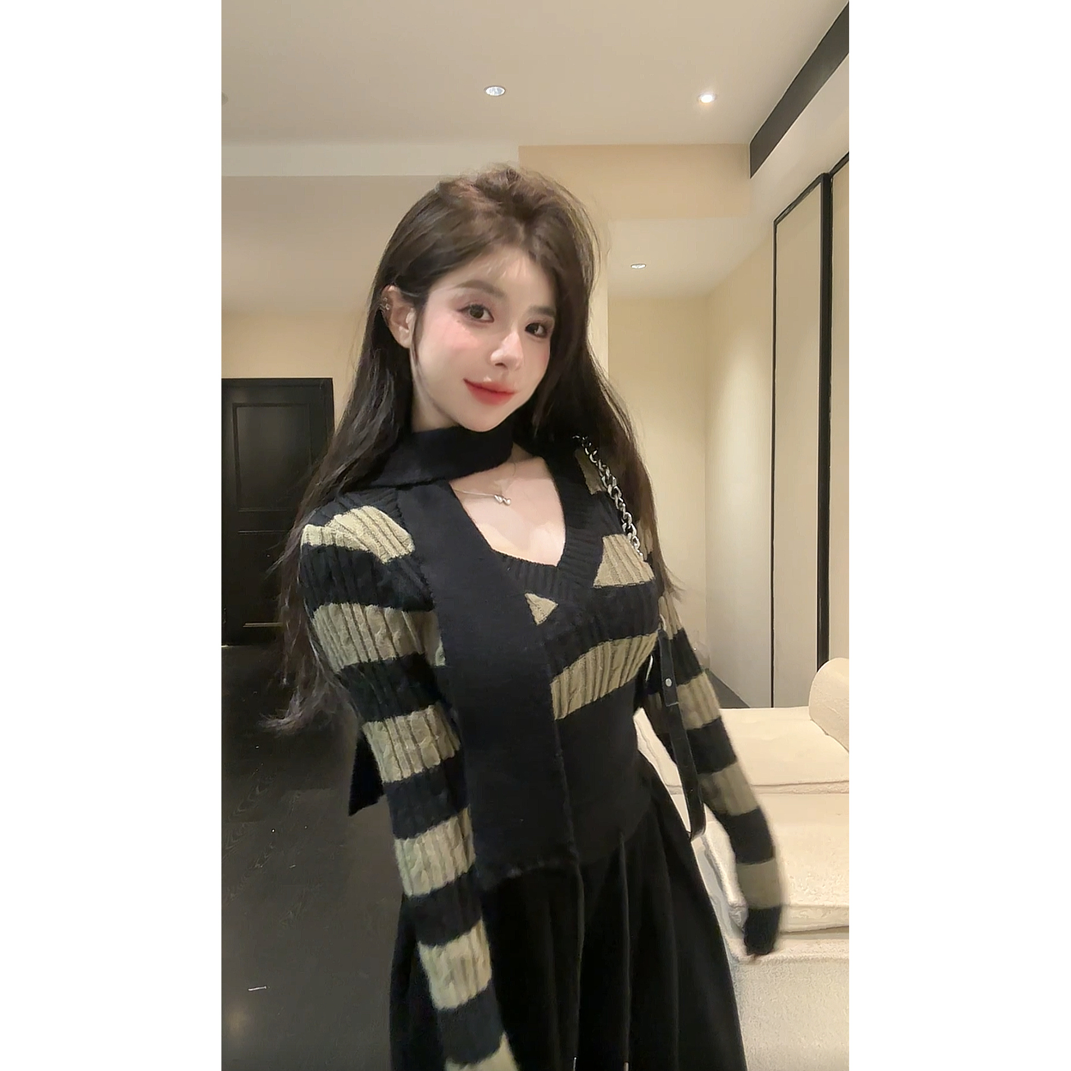 【HuiHui】V领短款修身女针织设计感气质打底衫条纹（L0241）