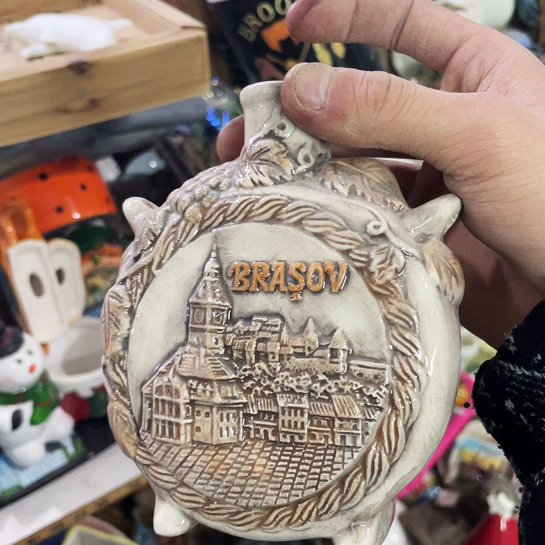 摆件  磕碰。 封釉。     