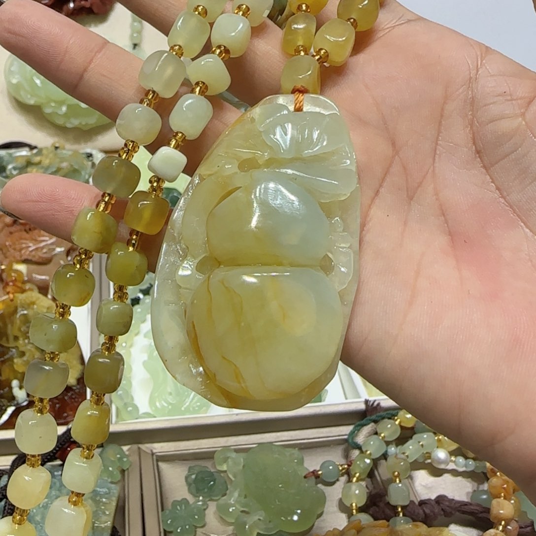 未镶嵌蛇纹石玉吊坠