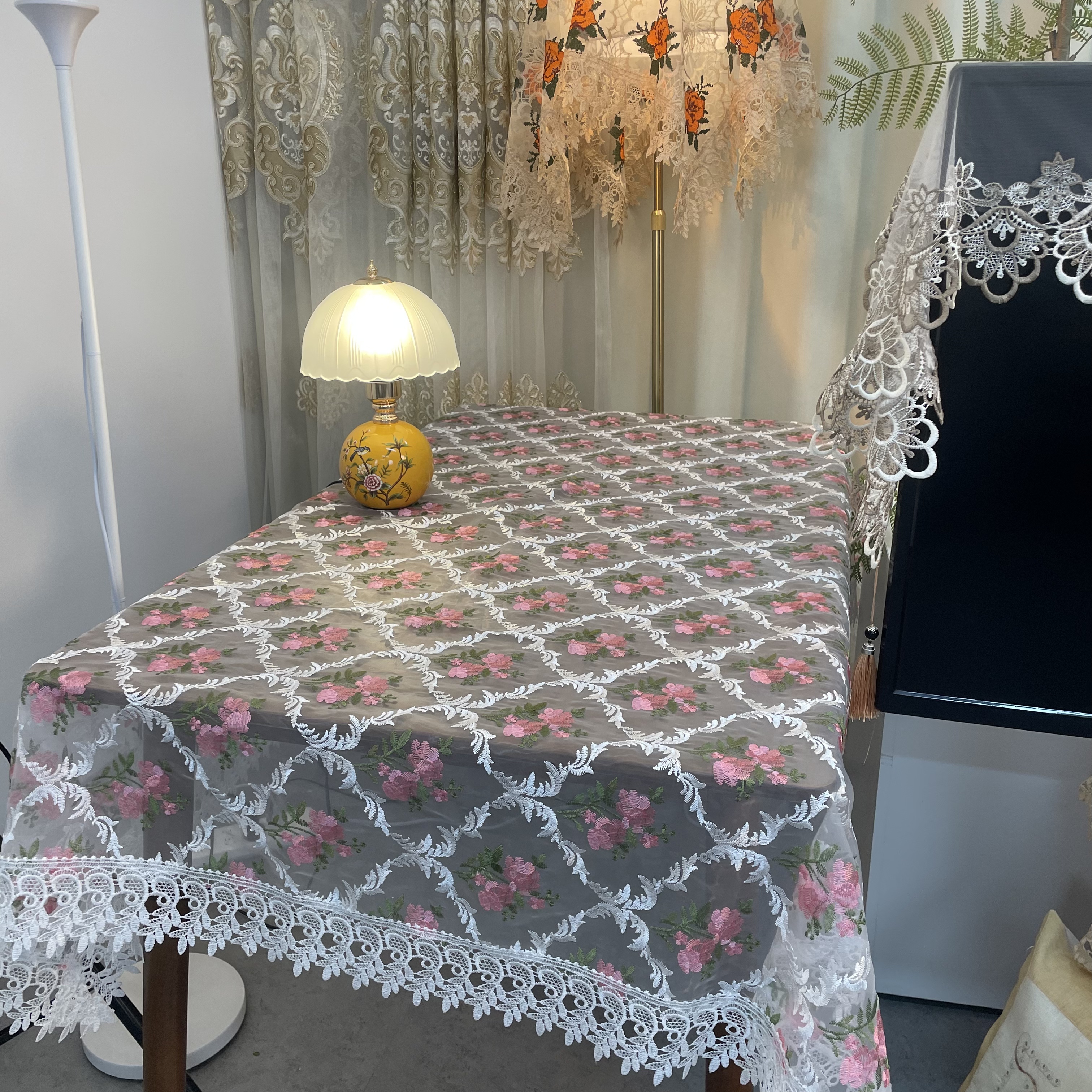 B007-6丝光线（130*180CM）白色郁金香水溶花边盖巾