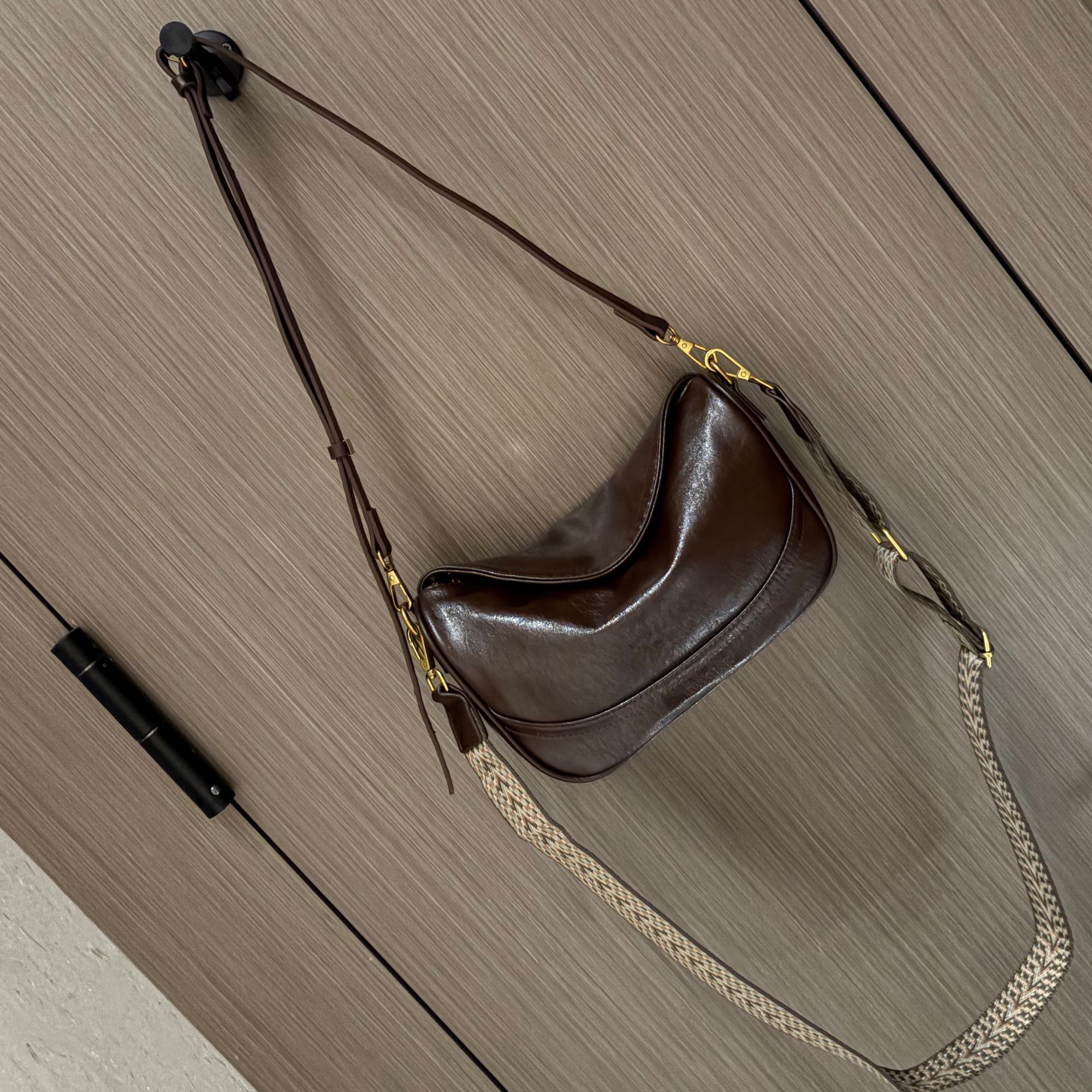 饺子包百搭软皮斜挎包休闲复古单肩包宽肩带女包2025新款秋冬