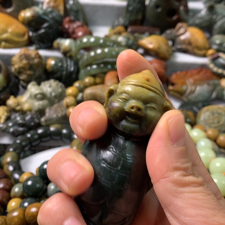 未镶嵌岫岩河磨玉（透闪石质玉）把件