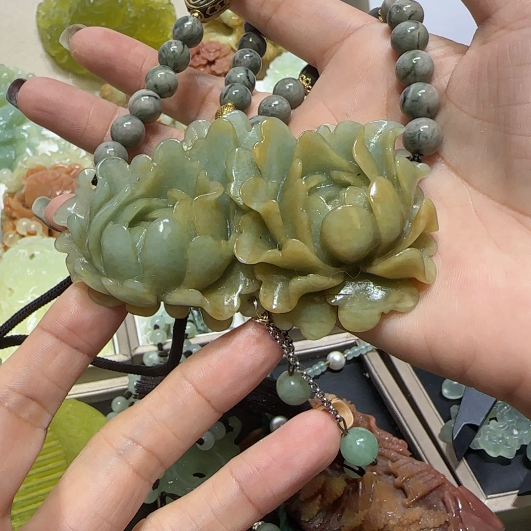 未镶嵌蛇纹石玉吊坠
