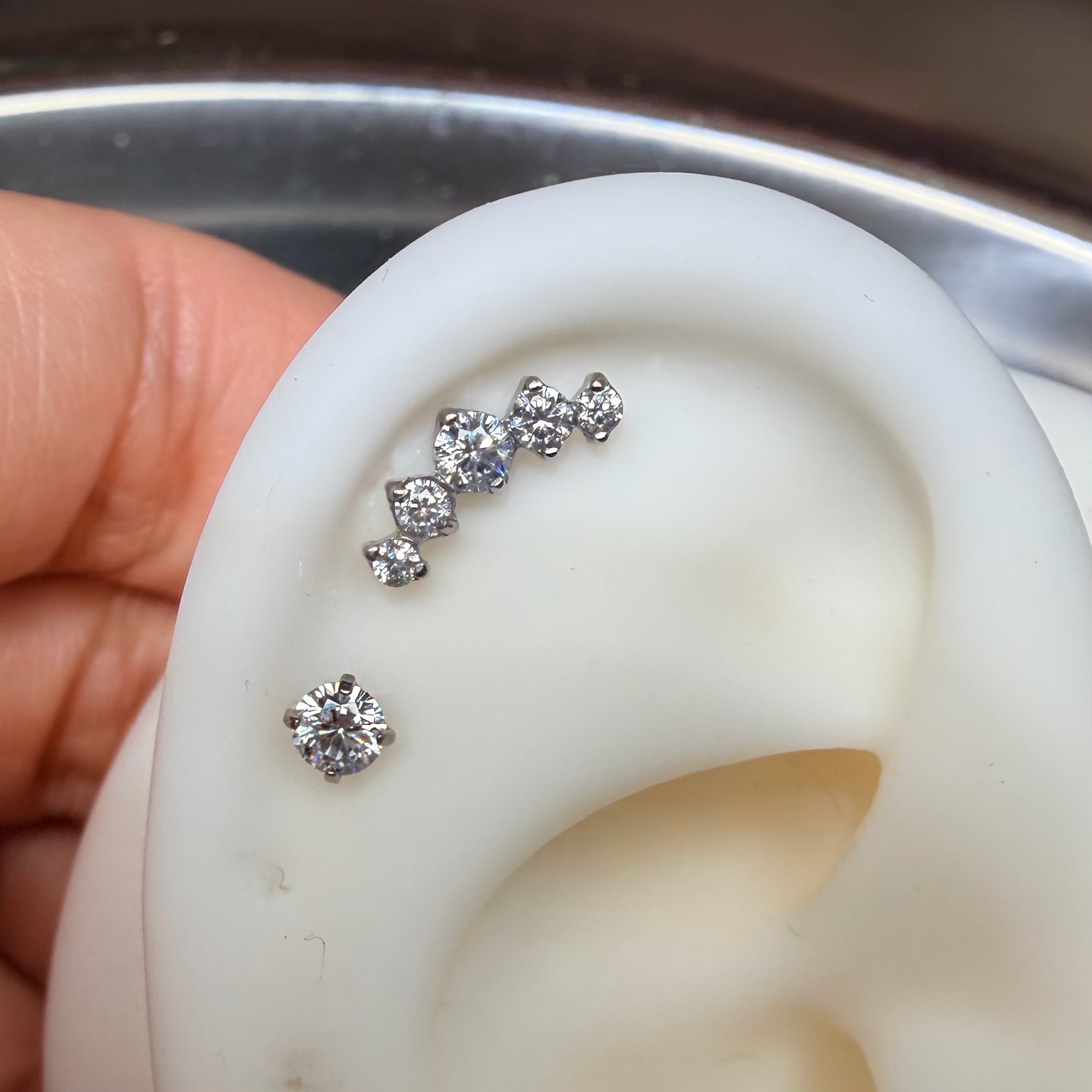 合金锆石耳饰 F136钛合金镶5A锆 内螺纹0.9牙 耳钉耳骨钉